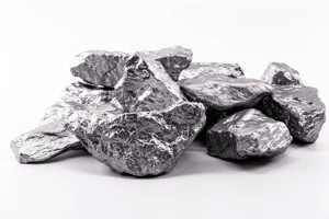 Ubehandlede klumper av platina-malmer med metallisk glans, stablet på hvit bakgrunn.